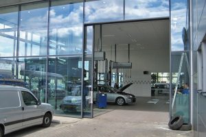 Glas-Schiebetor-Autohaus